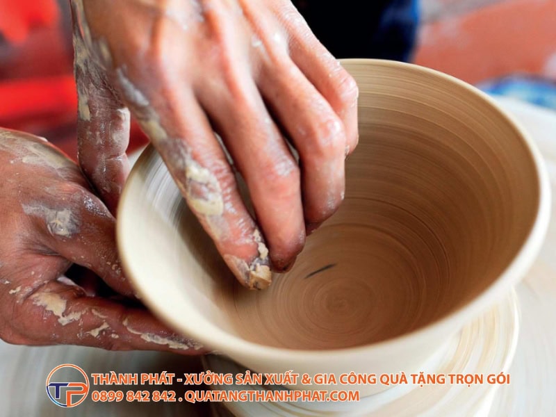 Gốm Bát Tràng Vs. Sứ Minh Long: Đâu Là Lựa Chọn Tối Ưu Cho Bộ Ấm Chén Quà Tặng Doanh Nghiệp Sang Trọng? 12 So sanh gom su bat trang va minh long