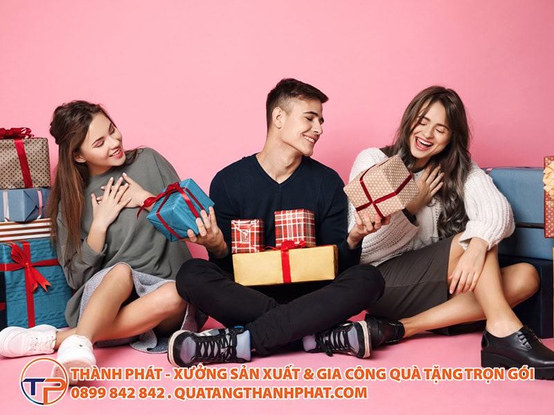 Phân Tích Sự Khác Biệt Trong Văn Hóa Tặng Quà Giữa Các Thế Hệ (Gen Z, Millennials, Gen X) 11 Van hoa qua tang cho genz