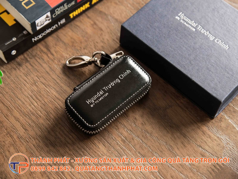 Khám Phá Bộ Quà Giao Xe Vip Được Các Hãng Xe Sang Ưa Chuộng 16 Bao da boc chia khoa in an theo yeu cau