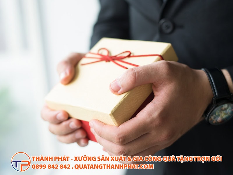 Bộ Quà Tặng Vs. Món Quà Lẻ: Loại Nào Ấn Tượng Mạnh Mẽ Hơn Với Cùng Một Ngân Sách 16 Bi kip tang qua nguoi huong noi huong ngoai