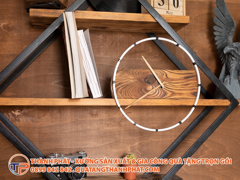 Đồng Hồ Treo Tường: Máy Quartz (Pin) Vs. Máy Cơ: Lựa Chọn Nào Phù Hợp Cho Quà Tặng Tân Gia Cao Cấp? 11 Dong do treo tuong qua tang tan gia