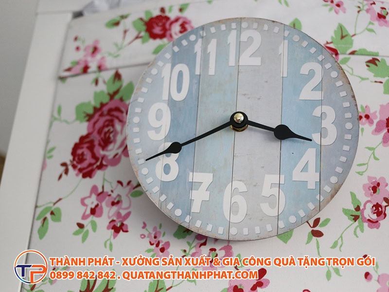 Đồng Hồ Treo Tường: Máy Quartz (Pin) Vs. Máy Cơ: Lựa Chọn Nào Phù Hợp Cho Quà Tặng Tân Gia Cao Cấp? 12 Dong ho qua tang tan gia y nghia