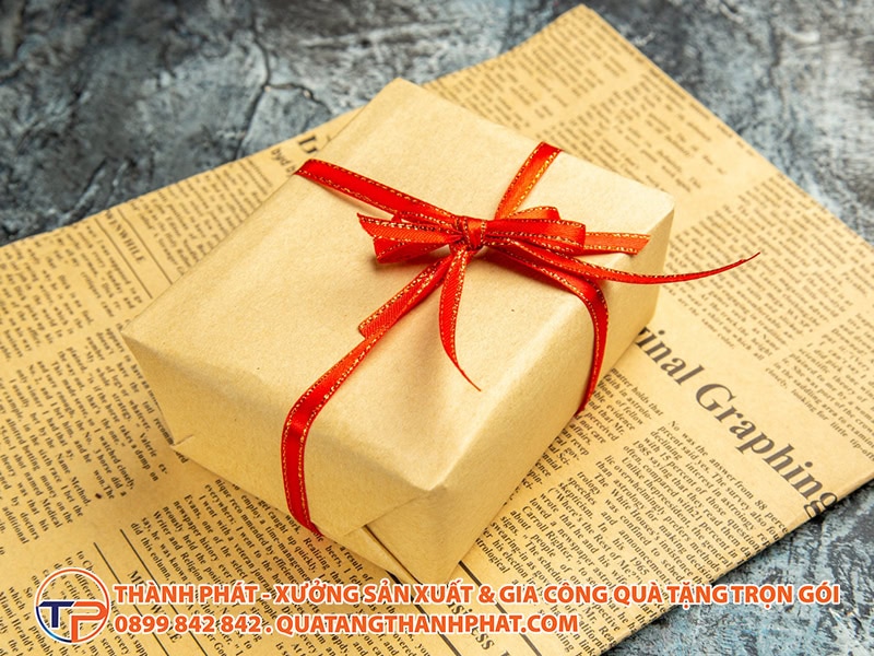 So Sánh Các Loại Vật Liệu Mới Trong Sản Xuất Quà Tặng (Nhựa Sinh Học, Gỗ Tái Chế...) 20 Hop qua giay kraft