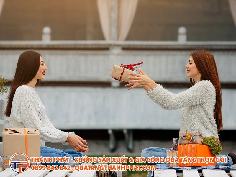 Chọn Tặng Một Món Quà Giá Trị Lớn Hay Tặng Nhiều Món Quà Nhỏ Định Kỳ? 14 Nen chon qua mac tien hay qua tang dinh ky