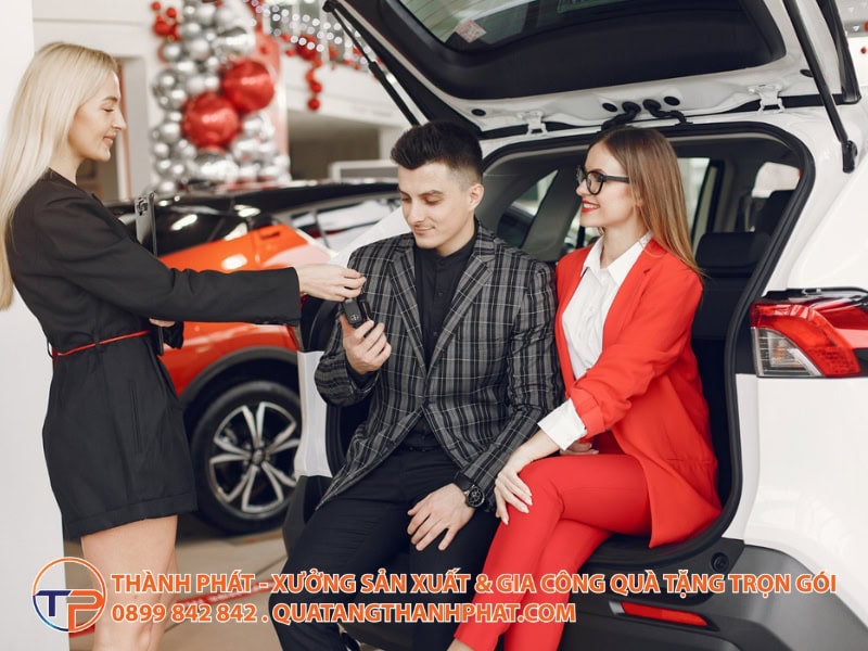 Khám Phá Bộ Quà Giao Xe Vip Được Các Hãng Xe Sang Ưa Chuộng 23 Phong cach tang qua giao xe cua cac hang xe sang