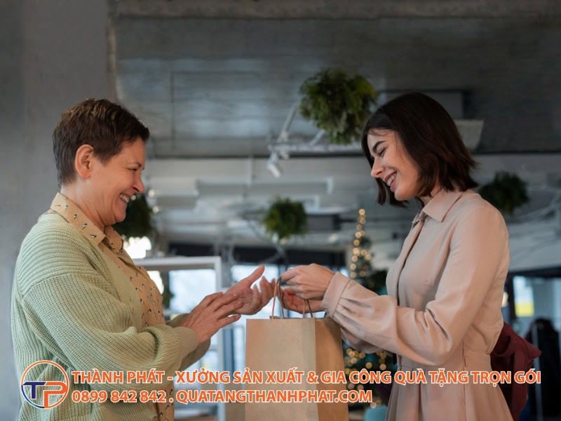 Quà Tặng Định Kỳ Cho Chuỗi Nhượng Quyền: Đồng Bộ Hình Ảnh Và Văn Hóa Thương Hiệu 23 Qua tang dinh ky lan toa thuong hieu