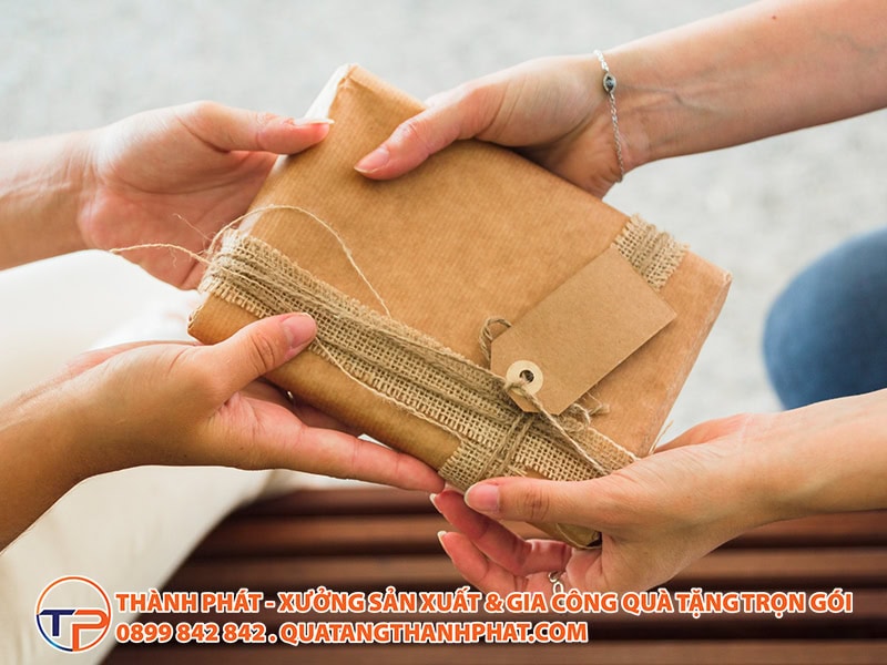 So Sánh Các Loại Vật Liệu Mới Trong Sản Xuất Quà Tặng (Nhựa Sinh Học, Gỗ Tái Chế...) 19 Qua tang eco tinh tham my cao