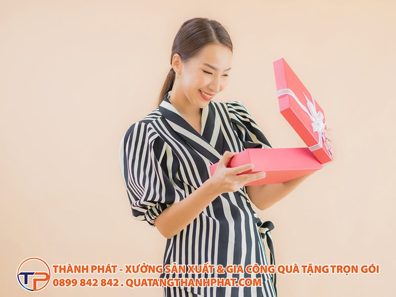 Tâm Lý Học Đằng Sau Một Món Quà Tặng: Tại Sao Quà Tặng Tạo Ra Lòng Trung Thành? 8 Qua tang gan go khach hang