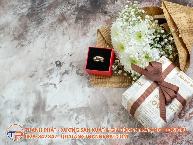 15+ Mẫu Quà Tặng Tri Ân Đại Lý: Bí Quyết Kích Doanh Số Cuối Năm 15 Qua tang trang suc vang cho nhan vien tham nien