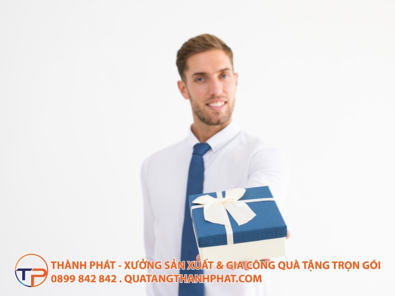 Quà Tặng Định Kỳ Cho Chuỗi Nhượng Quyền: Đồng Bộ Hình Ảnh Và Văn Hóa Thương Hiệu 24 Tieu chi quan trong khi chon qua tang dinh ky