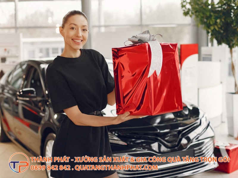 Khám Phá Bộ Quà Giao Xe Vip Được Các Hãng Xe Sang Ưa Chuộng 24 Xu huong qua tang giao xe nang tam trai nghiem