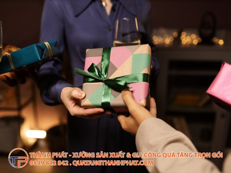 15+ Mẫu Quà Tặng Tri Ân Đại Lý: Bí Quyết Kích Doanh Số Cuối Năm 21 Cach thiet ke chuong trinh qua tang gan voi muc tieu doanh so