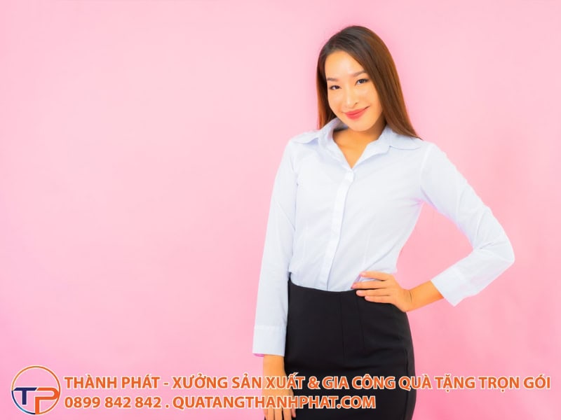 Đồng Phục Doanh Nghiệp: Khi Nào Là Quà Tặng, Khi Nào Chỉ Là Chi Phí Bắt Buộc? 10 Dong phuc doanh nghiep cong cu gan ket