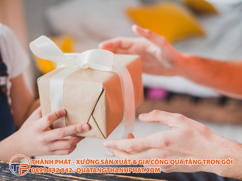 Tặng Quà Cho Khách Hàng, Nhân Viên Có Phải Xuất Hóa Đơn Vat Không? Hướng Dẫn Cách Ghi Hóa Đơn. 10 Hach toan hoa don qua tang chuan