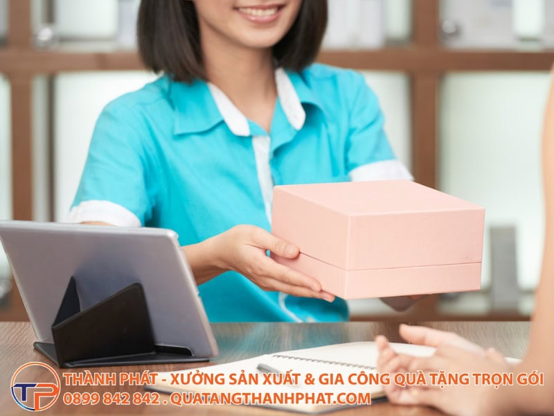 Xây Dựng Chương Trình Khách Hàng Thân Thiết Bằng Quà Tặng Tối Ưu Ngân Sách 13 Nhung sai lam can tranh khi lam dong phuc cho nhan vien 1