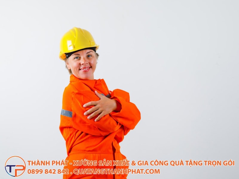 Đồng Phục Doanh Nghiệp: Khi Nào Là Quà Tặng, Khi Nào Chỉ Là Chi Phí Bắt Buộc? 13 Nhung sai lam can tranh khi lam dong phuc cho nhan vien