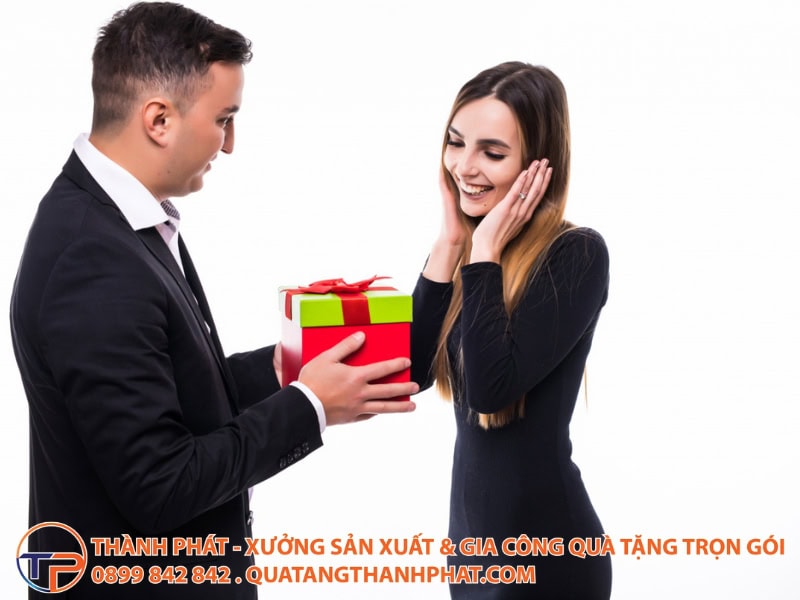 Lua chon thoi diem tang qua khi dam phan