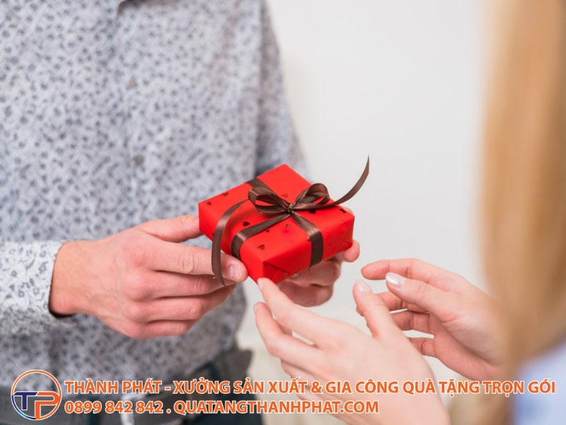 Sai lam can tranh khi tang qua tang ti le chot sale